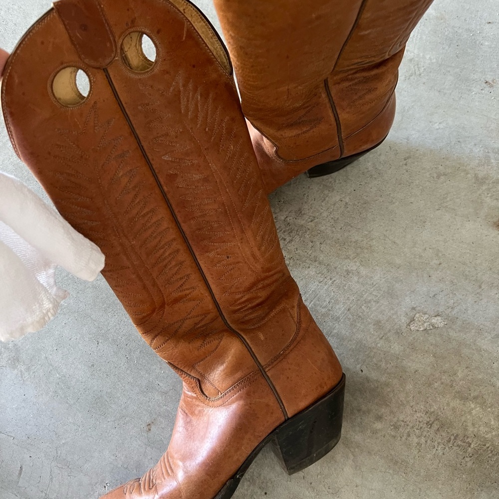 Hondo boots size 8. Used good condition. Run a little small